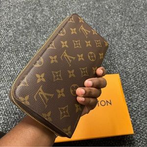 LOUIE VUITTON WALLET EXCELLENT CONDITION!!!!